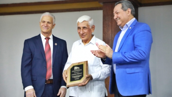 Porfirio Peralta  asiste a acto juramentación de Asonameca.